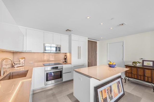 68 SE 6th St 1710, Miami, FL 33131