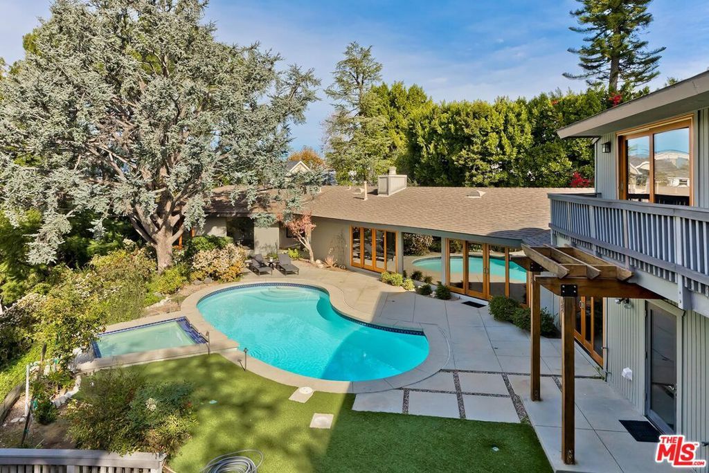 Image 1 of property listing at 4463 Bergamo Drive, Encino, CA 91436