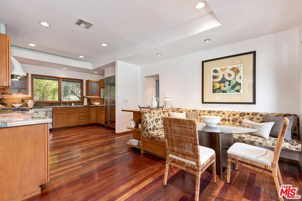 Image 10 of property listing at 4463 Bergamo Drive, Encino, CA 91436