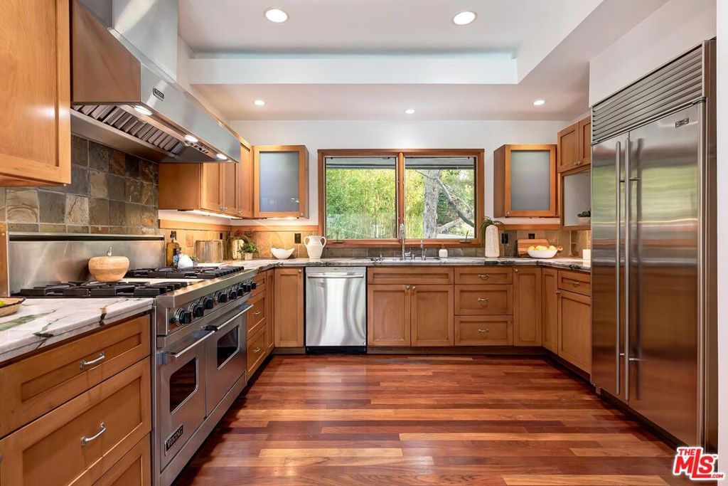 Image 12 of property listing at 4463 Bergamo Drive, Encino, CA 91436