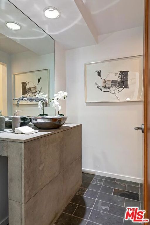 Image 13 of property listing at 4463 Bergamo Drive, Encino, CA 91436