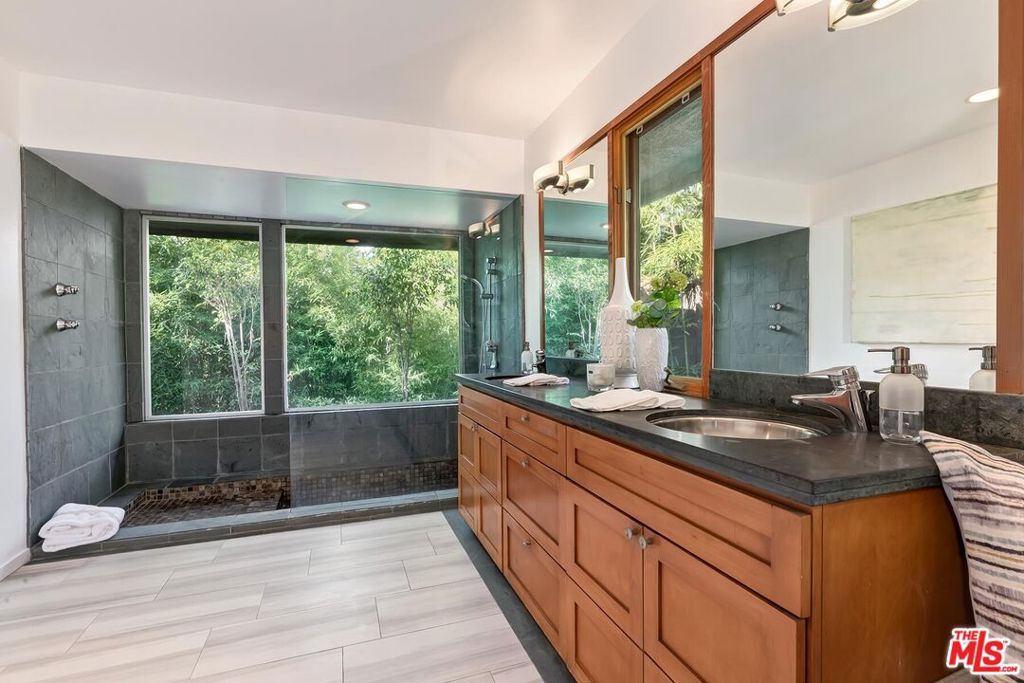 Image 19 of property listing at 4463 Bergamo Drive, Encino, CA 91436