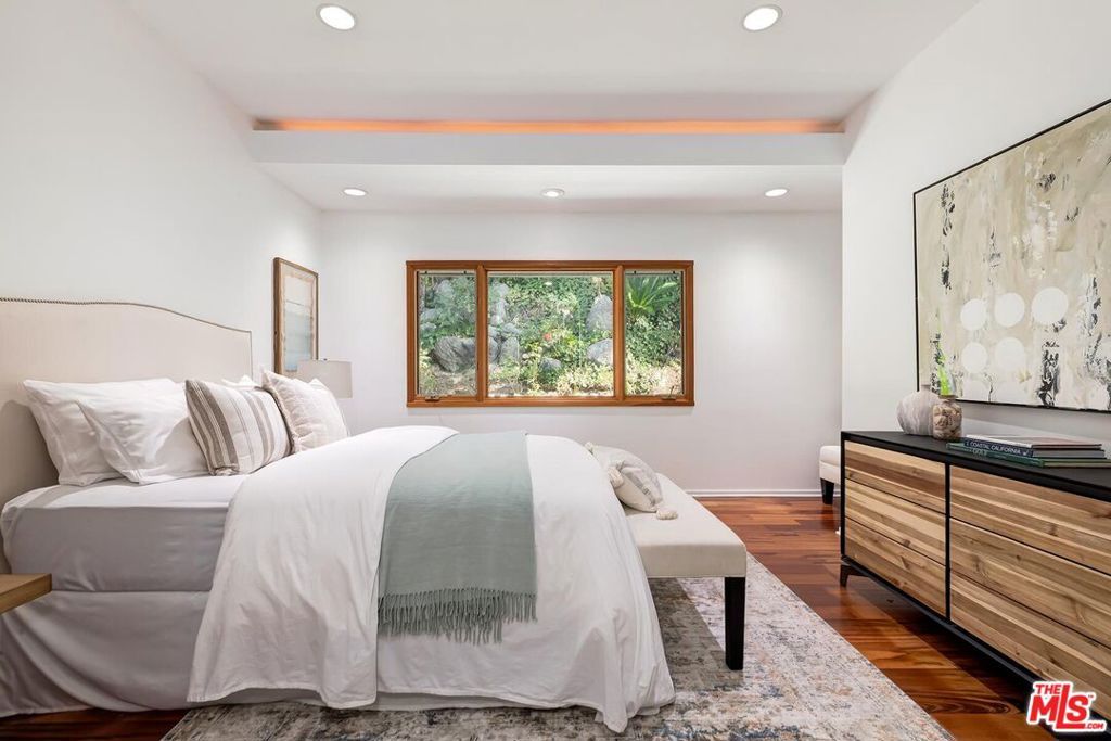 Image 20 of property listing at 4463 Bergamo Drive, Encino, CA 91436