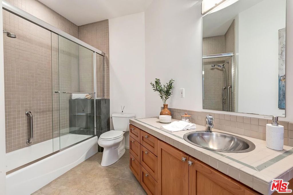 Image 21 of property listing at 4463 Bergamo Drive, Encino, CA 91436