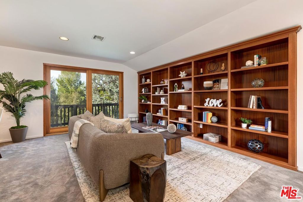 Image 22 of property listing at 4463 Bergamo Drive, Encino, CA 91436