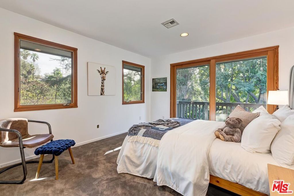 Image 23 of property listing at 4463 Bergamo Drive, Encino, CA 91436