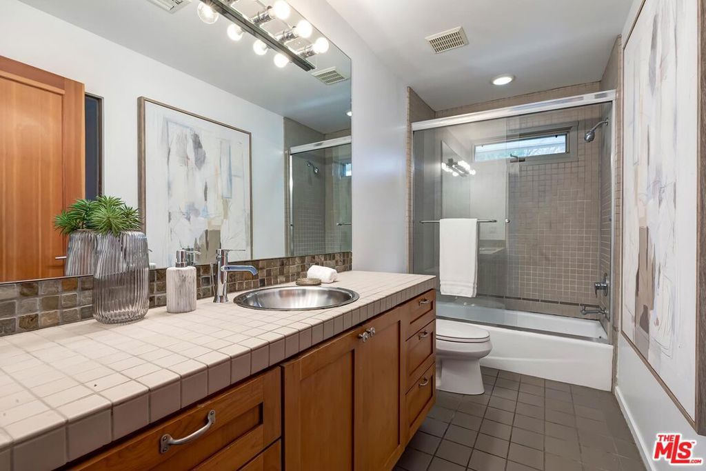 Image 24 of property listing at 4463 Bergamo Drive, Encino, CA 91436