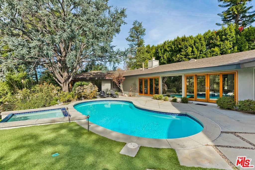 Image 27 of property listing at 4463 Bergamo Drive, Encino, CA 91436