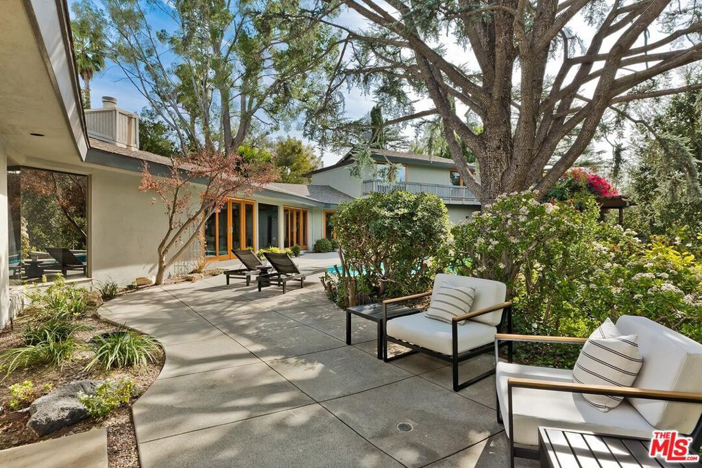 Image 29 of property listing at 4463 Bergamo Drive, Encino, CA 91436