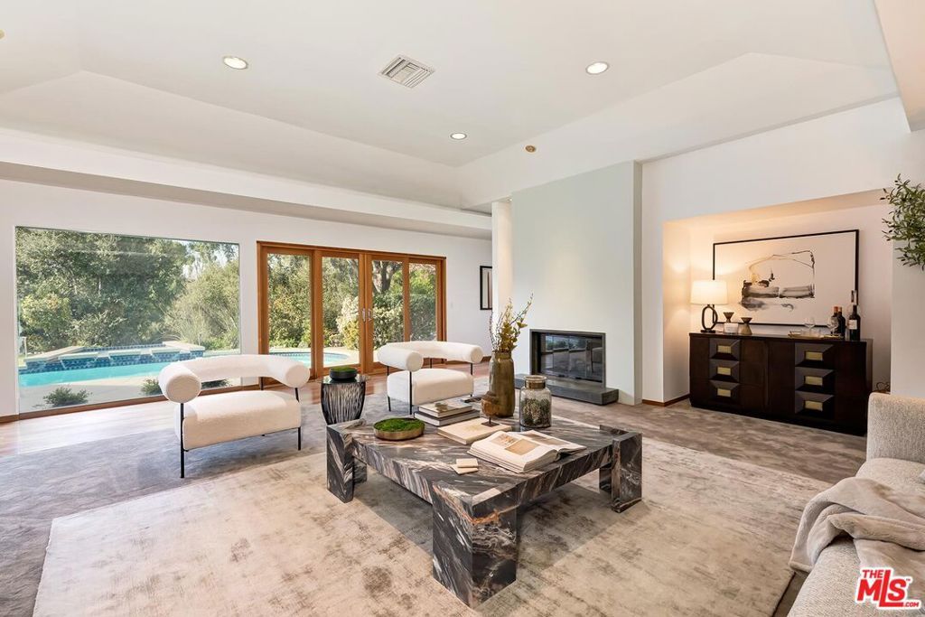 Image 8 of property listing at 4463 Bergamo Drive, Encino, CA 91436