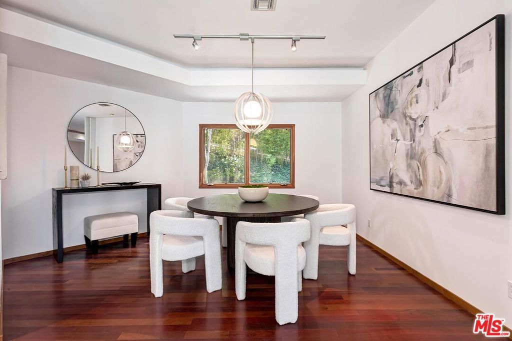 Image 9 of property listing at 4463 Bergamo Drive, Encino, CA 91436