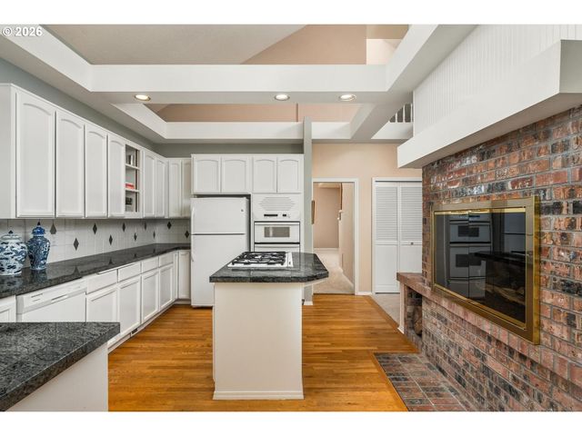 2640 SURREY Ln, West Linn, OR 97068