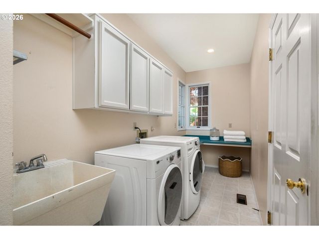 2640 SURREY Ln, West Linn, OR 97068