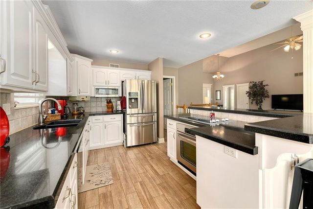 537 NE Topaz Drive, Lee's Summit, MO 64086