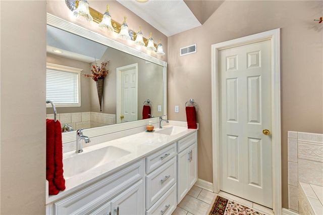 537 NE Topaz Drive, Lee's Summit, MO 64086