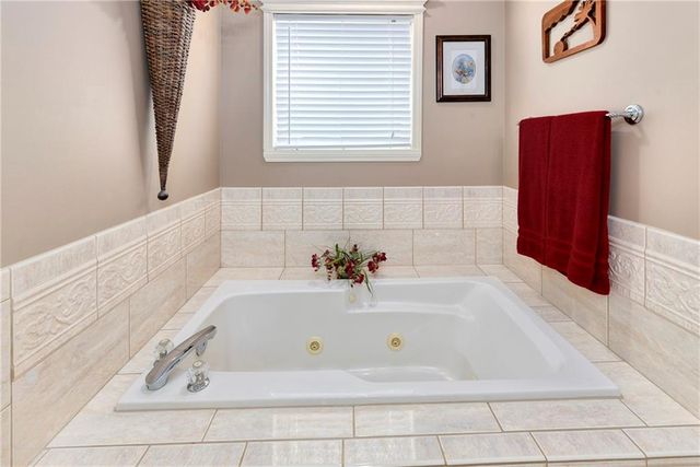 537 NE Topaz Drive, Lee's Summit, MO 64086