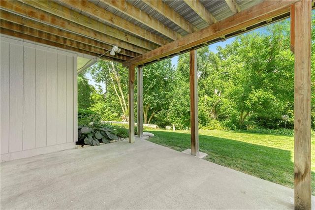 537 NE Topaz Drive, Lee's Summit, MO 64086