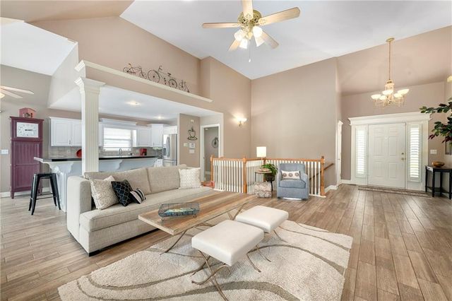 537 NE Topaz Drive, Lee's Summit, MO 64086