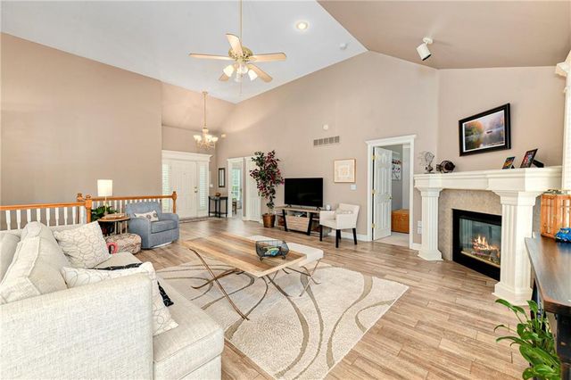 537 NE Topaz Drive, Lee's Summit, MO 64086