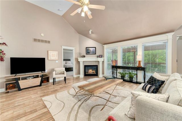 537 NE Topaz Drive, Lee's Summit, MO 64086