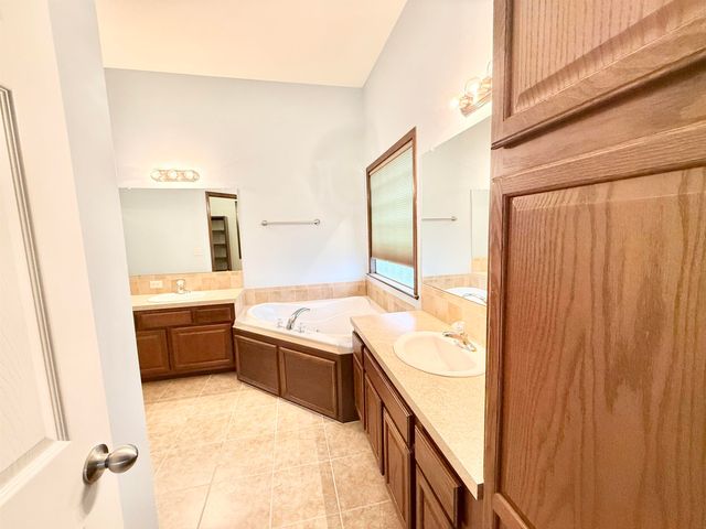 1318 E Woodbrook St, Derby, KS 67037