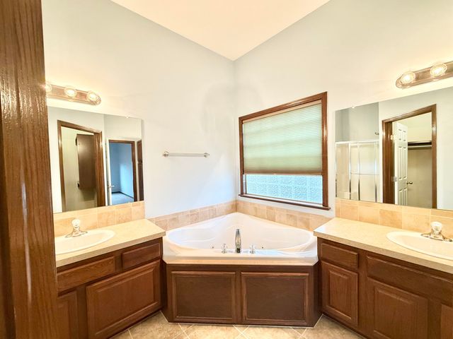 1318 E Woodbrook St, Derby, KS 67037