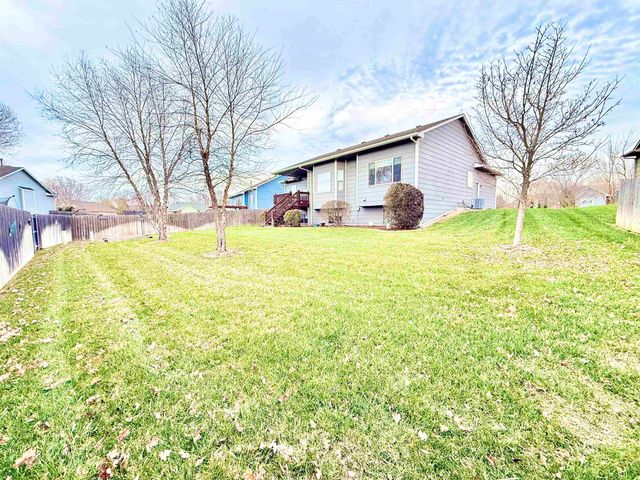 1318 E Woodbrook St, Derby, KS 67037