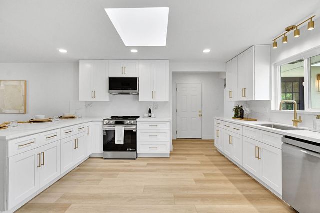 5565 N Winchester Avenue, Fresno, CA 93704