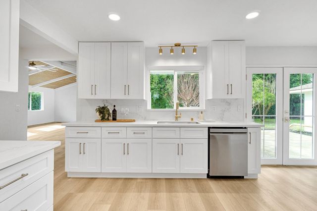 5565 N Winchester Avenue, Fresno, CA 93704