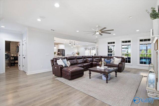 8004 Farm Meadow Drive SE, Owens Cross Roads, AL 35763