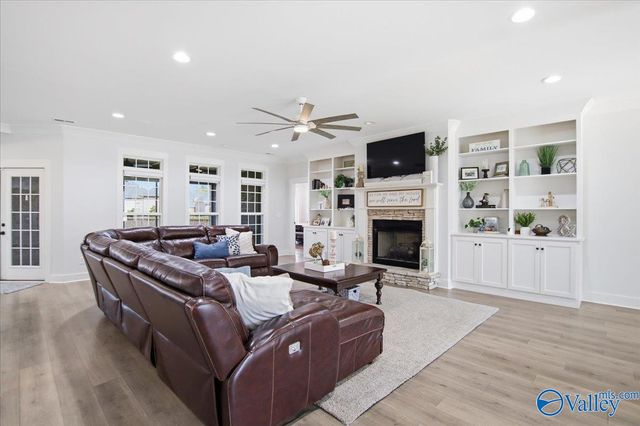 8004 Farm Meadow Drive SE, Owens Cross Roads, AL 35763