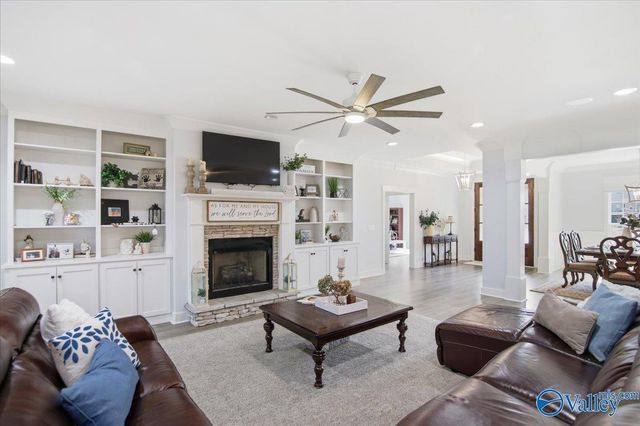 8004 Farm Meadow Drive SE, Owens Cross Roads, AL 35763