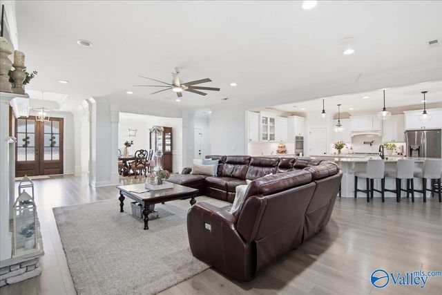 8004 Farm Meadow Drive SE, Owens Cross Roads, AL 35763