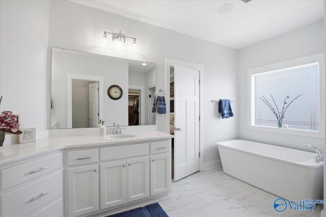 8004 Farm Meadow Drive SE, Owens Cross Roads, AL 35763