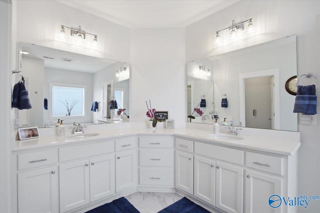 8004 Farm Meadow Drive SE, Owens Cross Roads, AL 35763