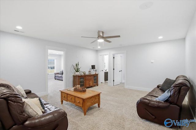 8004 Farm Meadow Drive SE, Owens Cross Roads, AL 35763