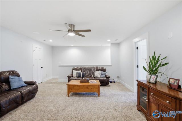 8004 Farm Meadow Drive SE, Owens Cross Roads, AL 35763