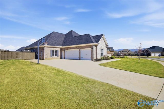 8004 Farm Meadow Drive SE, Owens Cross Roads, AL 35763