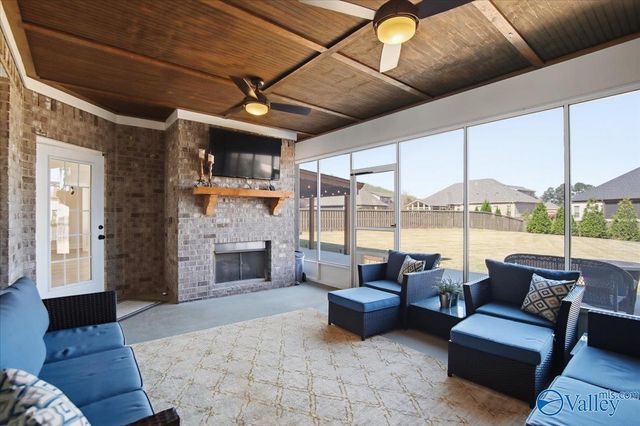 8004 Farm Meadow Drive SE, Owens Cross Roads, AL 35763