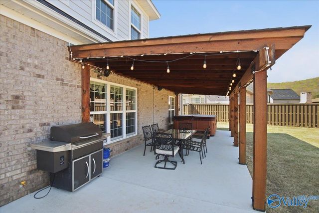 8004 Farm Meadow Drive SE, Owens Cross Roads, AL 35763