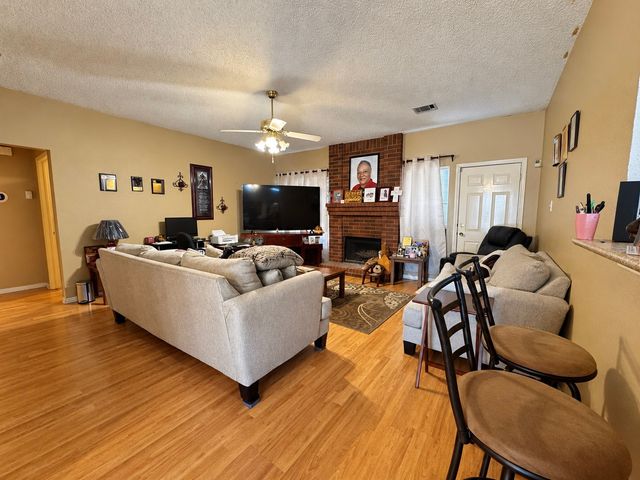 725 Andalusia Trail, Desoto, TX 75115