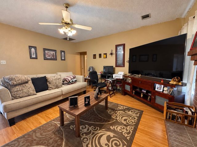 725 Andalusia Trail, Desoto, TX 75115