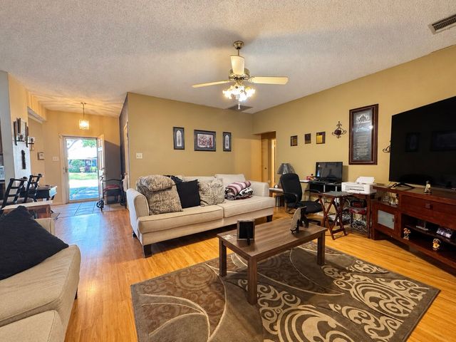 725 Andalusia Trail, Desoto, TX 75115