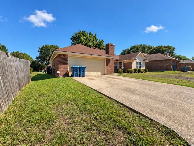 725 Andalusia Trail, Desoto, TX 75115