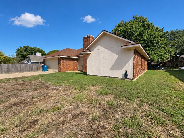 725 Andalusia Trail, Desoto, TX 75115