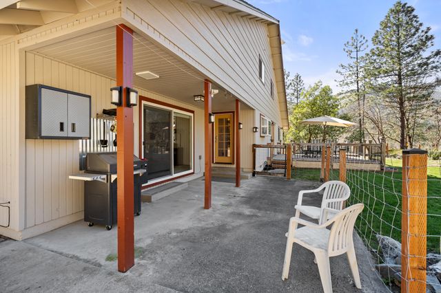 4490 Foots Creek Right Fork Road, Gold Hill, OR 97525