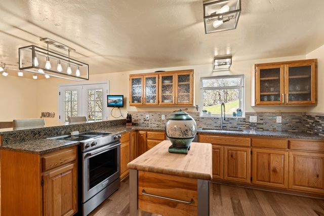 4490 Foots Creek Right Fork Road, Gold Hill, OR 97525