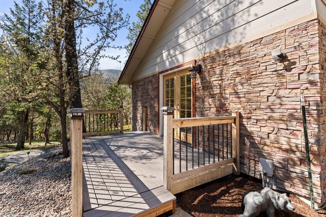 4490 Foots Creek Right Fork Road, Gold Hill, OR 97525