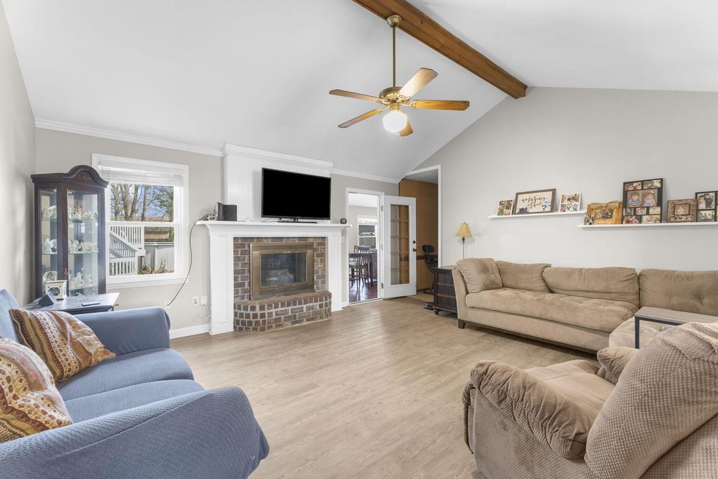 Image 10 of property listing at 411 Indian Drive, Summerville, SC 29486