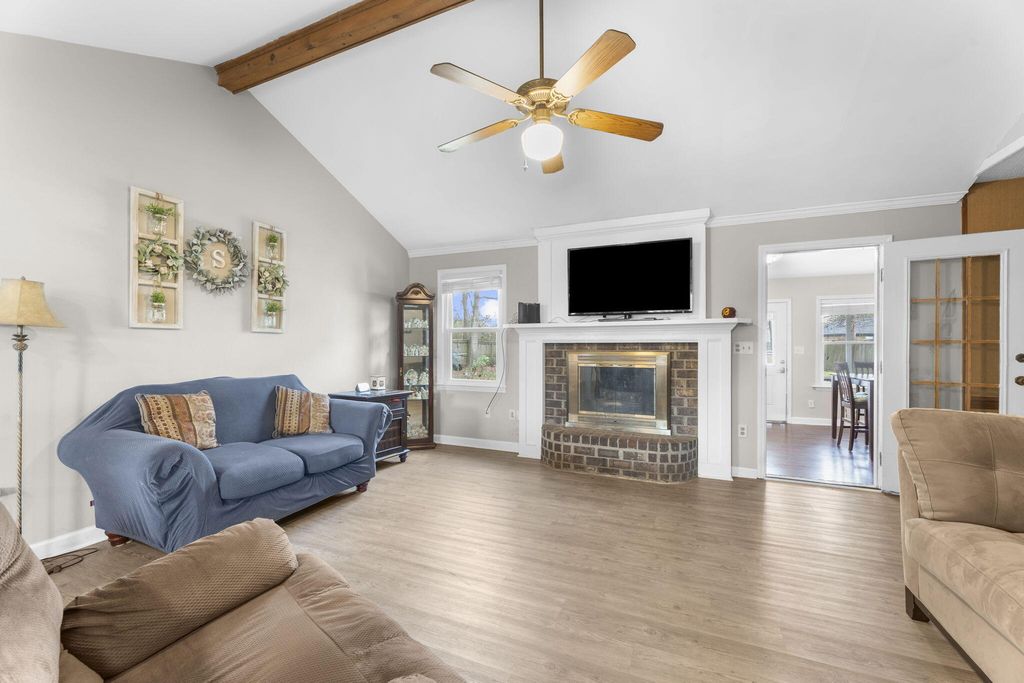 Image 11 of property listing at 411 Indian Drive, Summerville, SC 29486